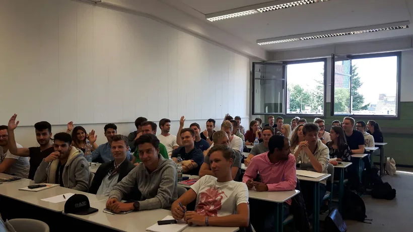 Studierende in einem PreMed-Kurs