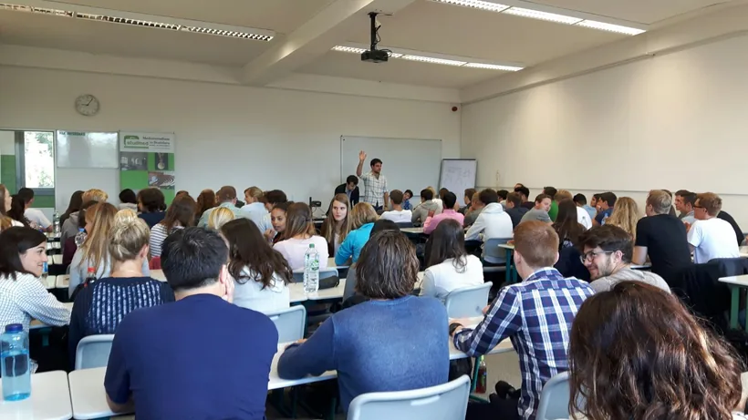 Volles Kurszimmer