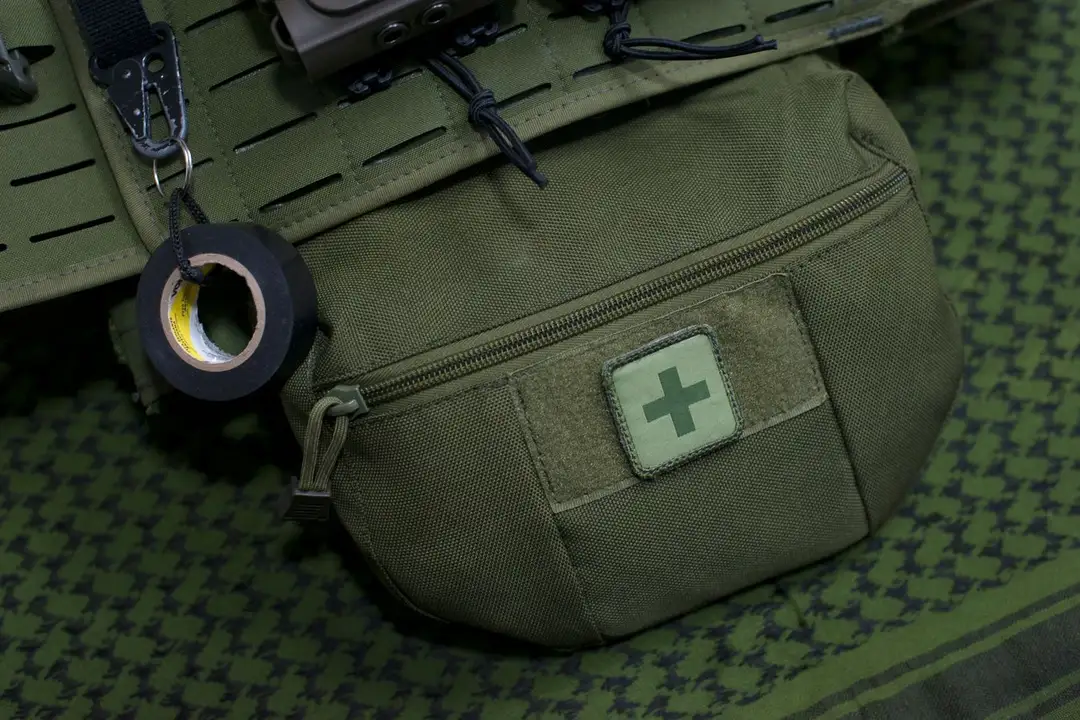 Militärische Ausrüstung mit Erste-Hilfe-Set – Symbolbild für das Medizinstudium bei der Bundeswehr