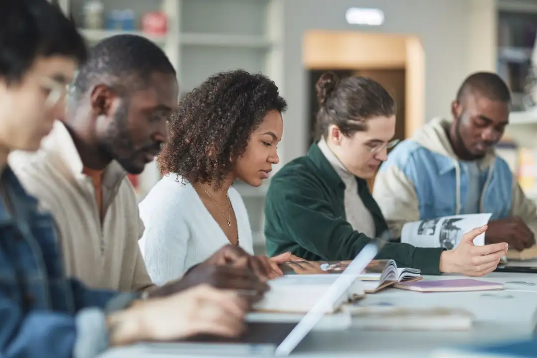 Gruppe Studierender beim gemeinsamen Lernen – Symbolbild für das Vorsemester Medizin